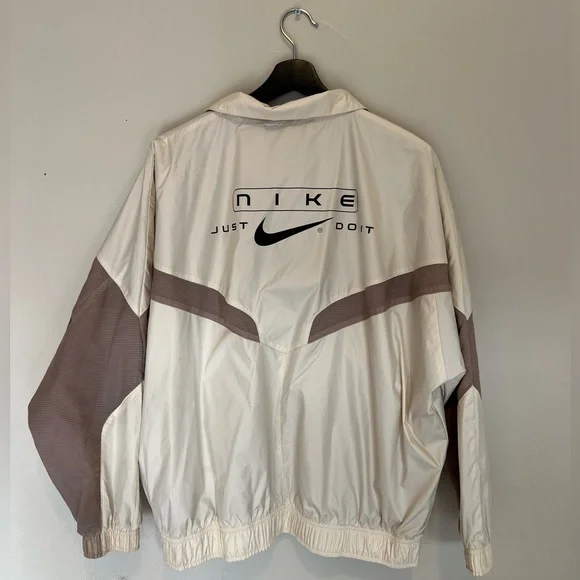 NIKE Women's Sportswear Street Loose Fit Woven Jacket - Picture 6 of 7